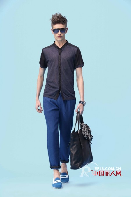 深色系t恤衫怎么搭配好看 男士蓝色休闲裤新款