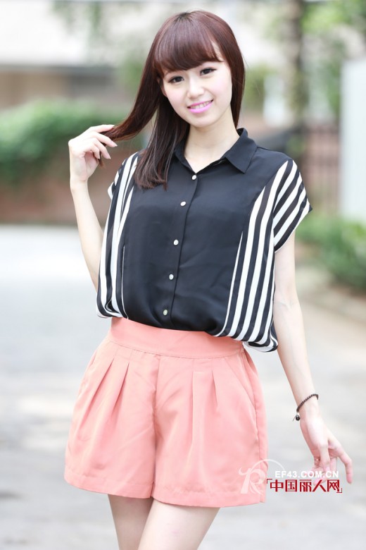 短袖T恤的百变搭配 摇身变成时尚达人