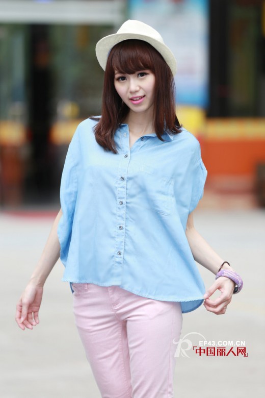 短袖T恤的百变搭配 摇身变成时尚达人