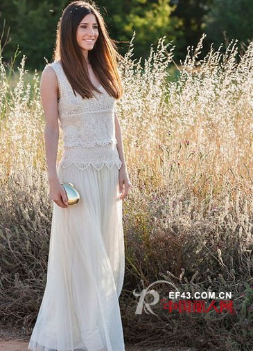 蕾丝连衣裙搭配 欧美街拍示范