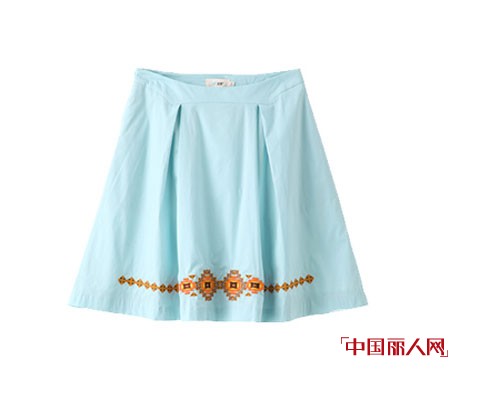 绣花衬衫+短裙 演绎夏日异域民族风