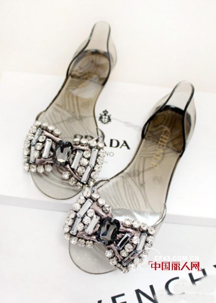 果冻鞋是什么样子的 夏天流行什么凉鞋 夏天什么鞋比较清凉