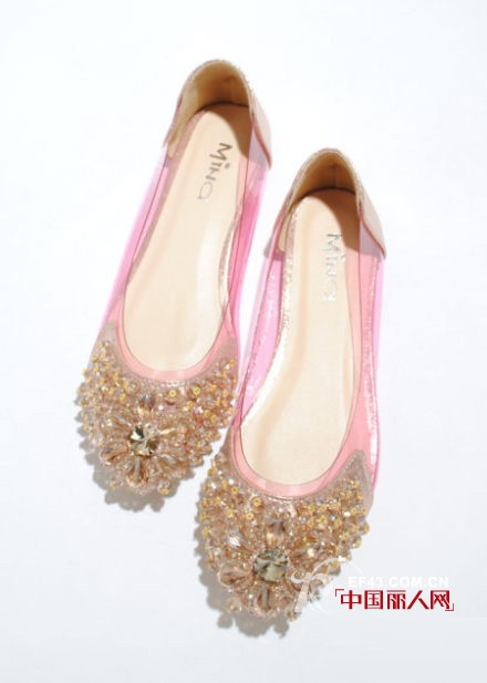 果冻鞋是什么样子的 夏天流行什么凉鞋 夏天什么鞋比较清凉