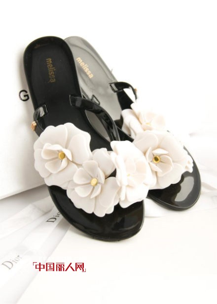 果冻鞋是什么样子的 夏天流行什么凉鞋 夏天什么鞋比较清凉