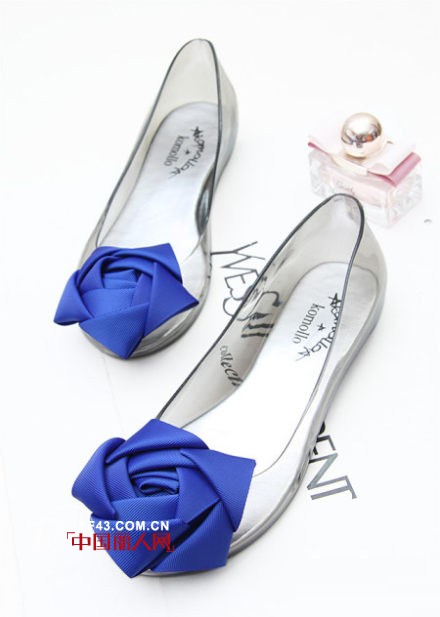 果冻鞋是什么样子的 夏天流行什么凉鞋 夏天什么鞋比较清凉