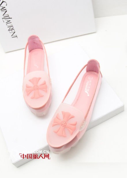 果冻鞋是什么样子的 夏天流行什么凉鞋 夏天什么鞋比较清凉