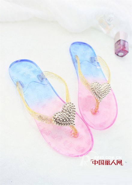 果冻鞋是什么样子的 夏天流行什么凉鞋 夏天什么鞋比较清凉