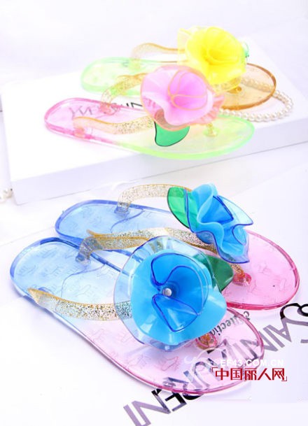 果冻鞋是什么样子的 夏天流行什么凉鞋 夏天什么鞋比较清凉