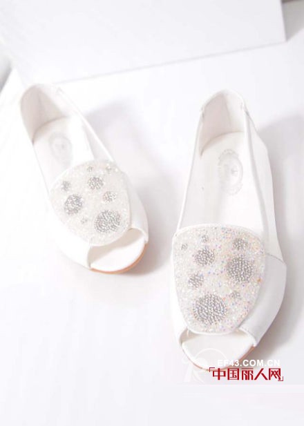 果冻鞋是什么样子的 夏天流行什么凉鞋 夏天什么鞋比较清凉