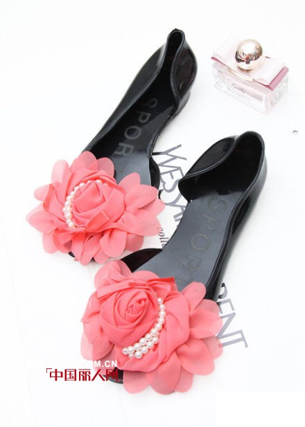 果冻鞋是什么样子的 夏天流行什么凉鞋 夏天什么鞋比较清凉