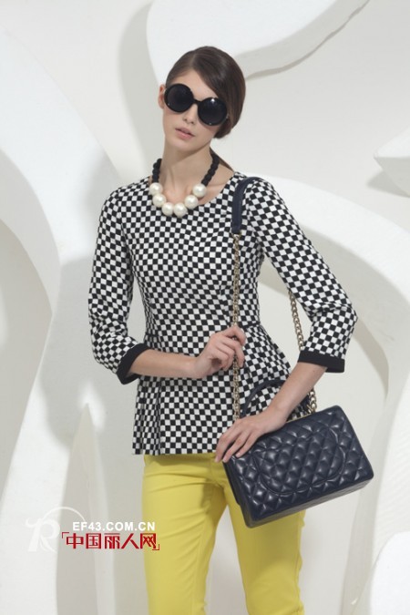 黑白棋盘格连衣裙好看吗?黑白棋盘格蜂腰上衣搭配什么颜色的裤子