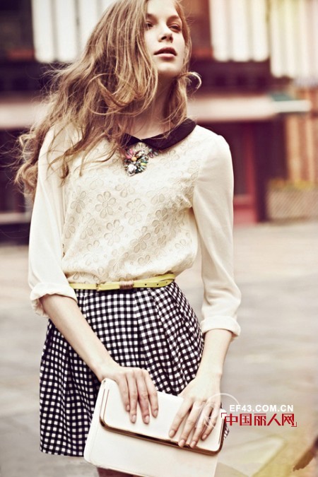蕾丝衫搭配印花裤 娃娃领镂空衫格子短裙LOOK