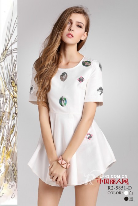 白色连衣裙好看吗?夏天白连衣裙要怎么搭配