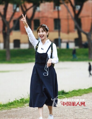 背带裙怎么搭配 背带裙配什么衣服好看