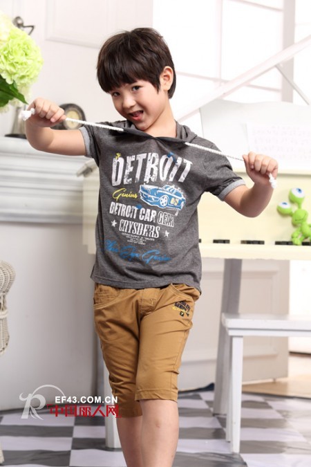 灰色上衣搭配什么颜色裤子 灰色T恤搭配