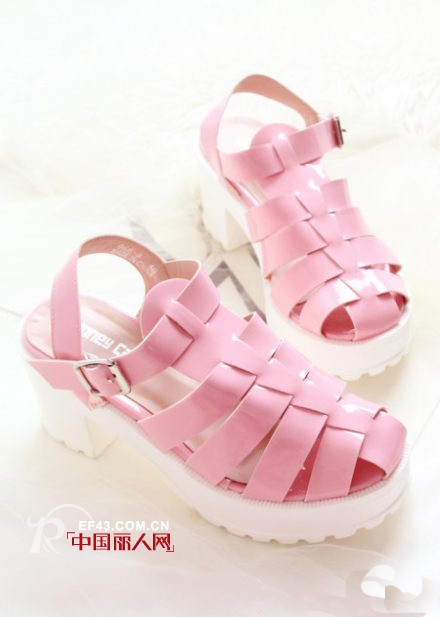 夏天流行什么凉鞋 编织款式搭配 百变编织凉鞋魅力夏日