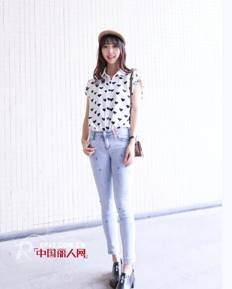 女士小脚裤搭配什么上衣   夏天小脚裤搭配什么鞋好看