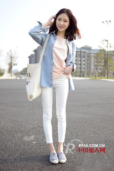 女士小脚裤搭配什么上衣   夏天小脚裤搭配什么鞋好看