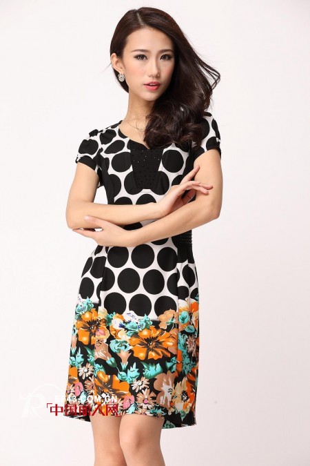 黑白搭配连衣裙 背白波点连衣裙搭配