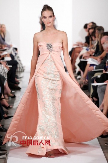 Oscar de La Renta2014春夏时装秀 糖果色晚礼服亮相