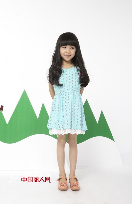 什么颜色比较适合夏天穿着 女童夏季连衣裙搭配