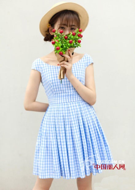 田园风格女生搭配 经典格子连衣裙搭配 演绎多样风格