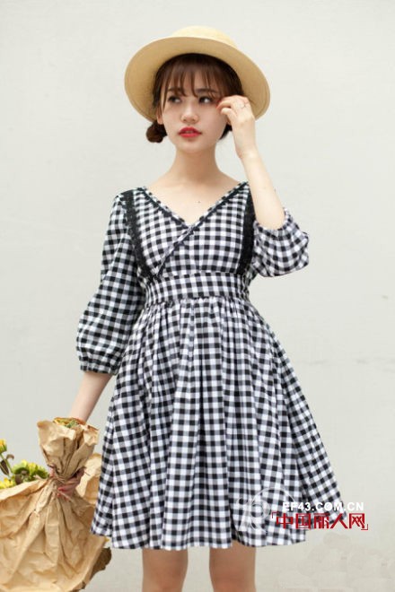 田园风格女生搭配 经典格子连衣裙搭配 演绎多样风格