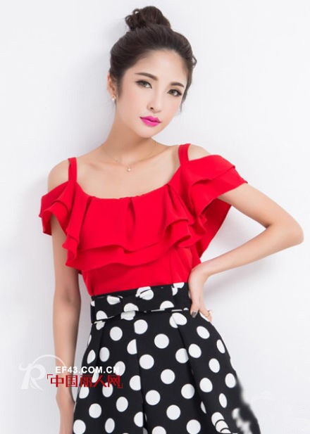 穿什么衣服比较适合街拍 露肩小香风搭配