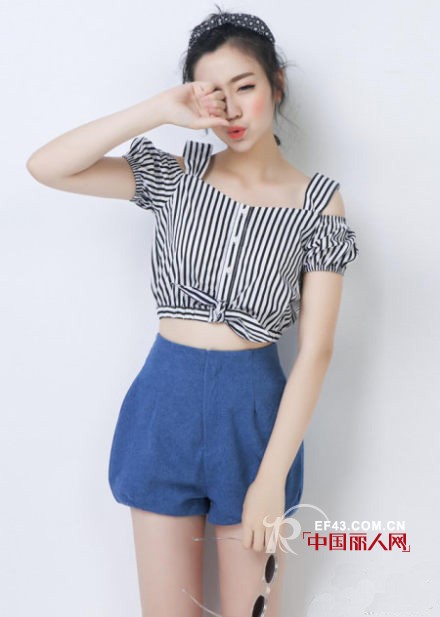 穿什么衣服比较适合街拍 露肩小香风搭配