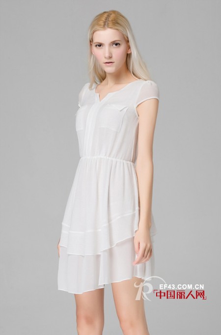 白色连衣裙配什么颜色挂件好看 夏季连衣裙搭配