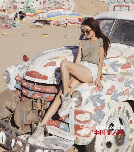 夏季T恤搭配 T恤搭配什么好看 百搭T恤衣橱基本款