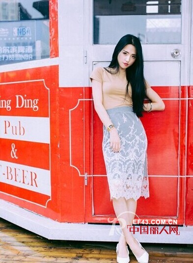 女生T恤搭配 纯色T恤好看吗 纯色T恤要怎么搭配