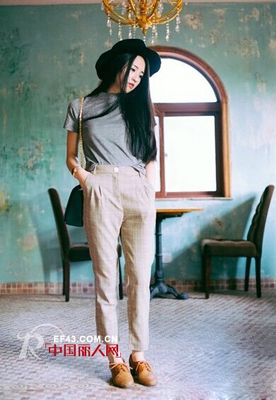 女生T恤搭配 纯色T恤好看吗 纯色T恤要怎么搭配