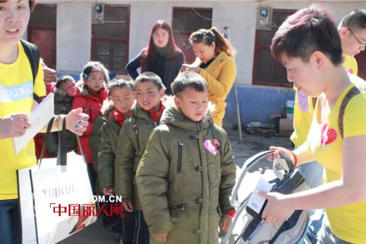 尤西子“爱在行动”慈善活动第一站:关爱大凉山的孩子们