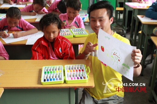 尤西子“爱在行动”慈善活动第一站:关爱大凉山的孩子们