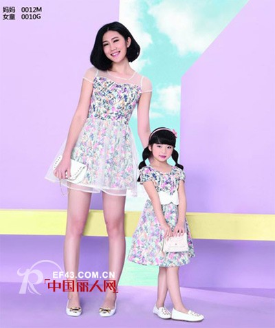 活力个性精彩纷扬 亲尚甜美碎花亲子装