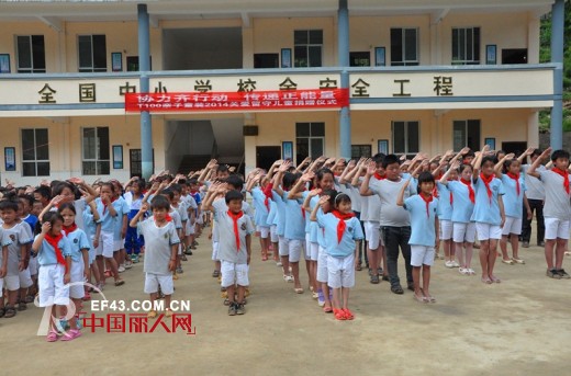 T100关爱留守儿童活动深入广西山区