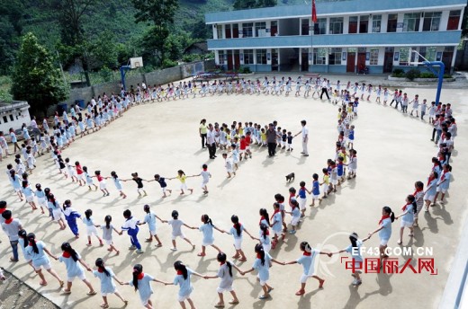 T100关爱留守儿童活动深入广西山区