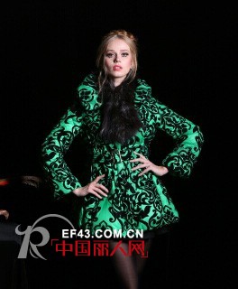 2014秋冬流行什么 织花马甲公主式羽绒服搭配