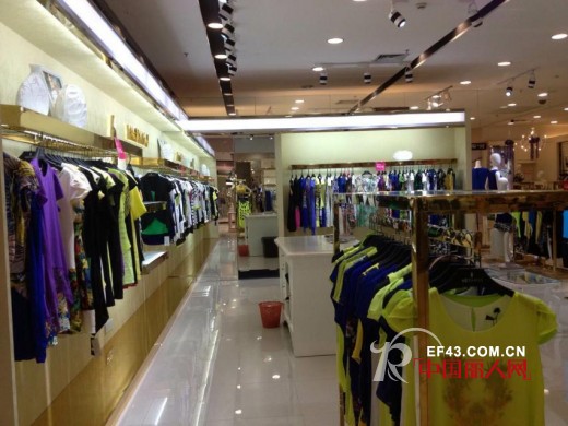 热烈祝贺赫梵茜服饰江西赣州国光店盛大开业