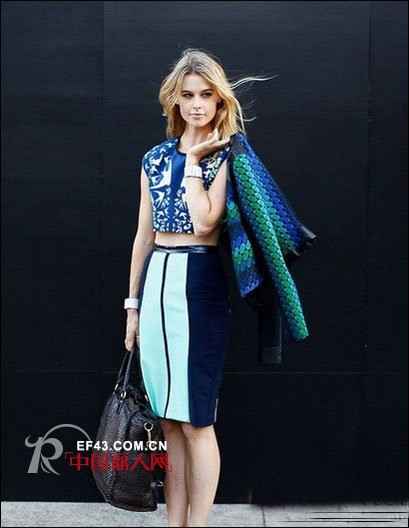 什么是铅笔裙 铅笔裙搭配 夏日亮色铅笔裙搭配