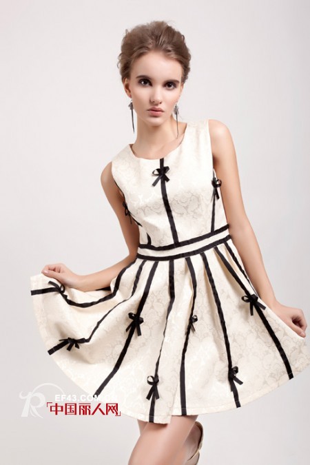 盘发搭配什么裙子好看 不规则裙摆蕾丝修身裙新款