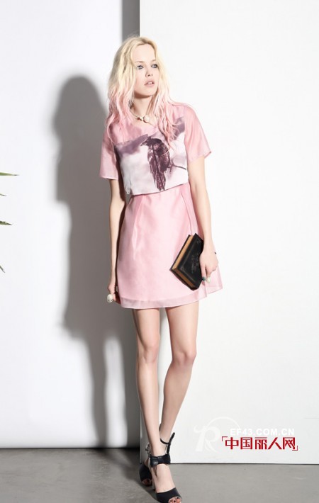 西瓜红配什么颜色 套装款式怎么搭配