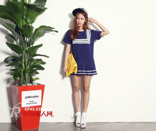 毕业季怎么穿衣搭配 时尚减龄搭配 时尚连衣裙穿出青春学园风