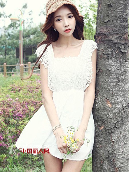 毕业季怎么穿衣搭配 时尚减龄搭配 时尚连衣裙穿出青春学园风