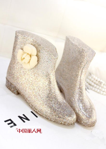 【雨鞋】下雨天穿什么鞋子 雨季适合的鞋子 雨天最聪明的选择