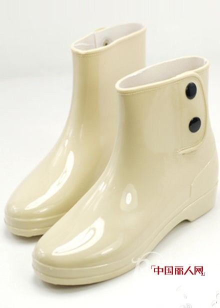 【雨鞋】下雨天穿什么鞋子 雨季适合的鞋子 雨天最聪明的选择
