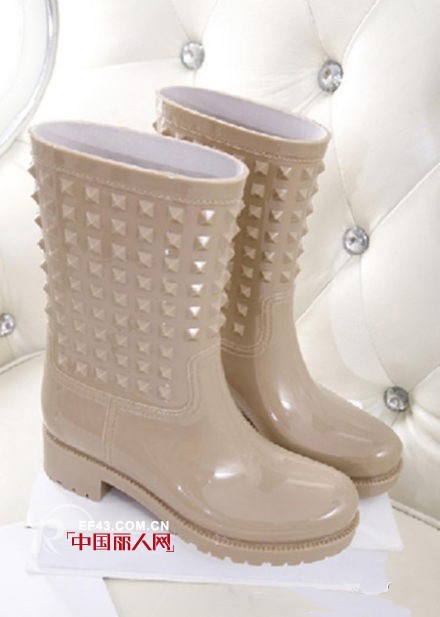 【雨鞋】下雨天穿什么鞋子 雨季适合的鞋子 雨天最聪明的选择