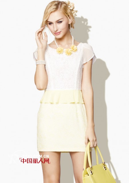 白色蕾丝连衣裙配什么包包 蕾丝连衣裙搭配