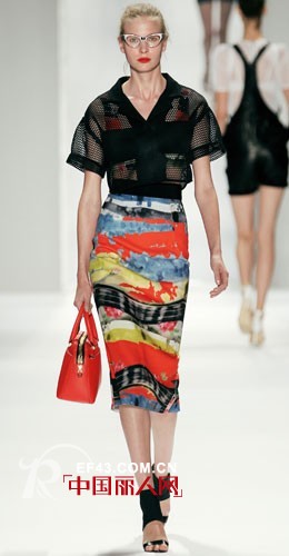 WH引领印花潮流 黑色网纱性感搭配